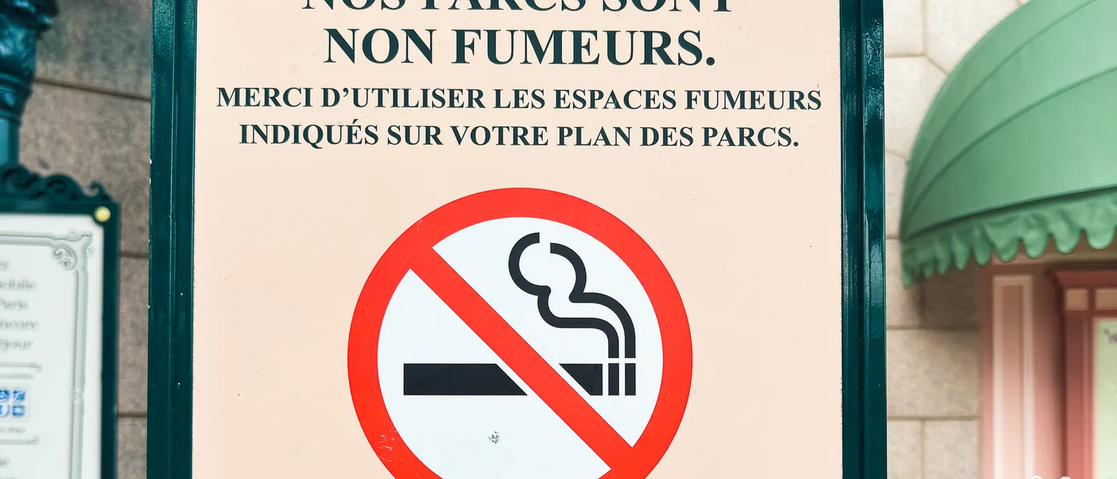 Panneau « Nos parcs sont non fumeurs » avec pictogramme cigarette barrée, renvoi vers les espaces fumeurs.