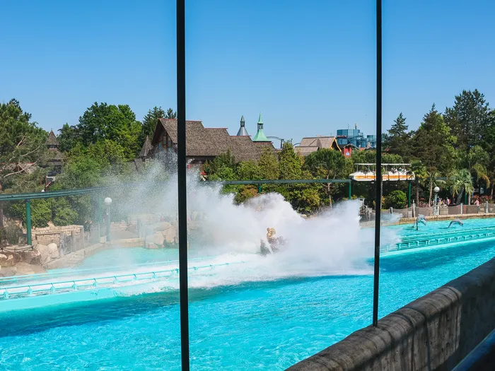 Grande éclaboussure d’un bateau plongeant dans le bassin d’une attraction aquatique à Europa-Park