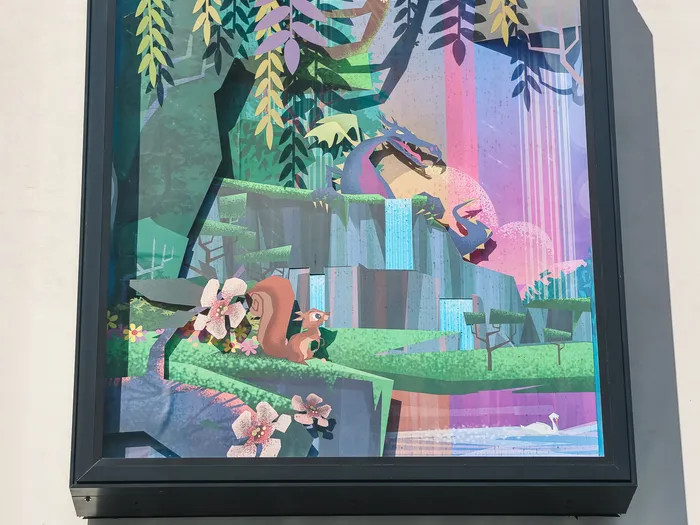 Tableau illustré stylisé d’une forêt avec un dragon et un écureuil, façade Deco by Disney