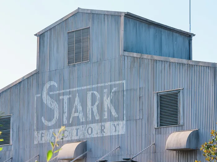 Façade en tôle ondulée portant le logo peint du restaurant Stark Factory, Avengers Campus