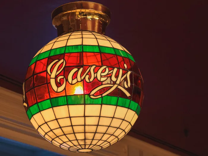 Suspension en vitrail sphérique portant le nom Casey’s, détail du décor du restaurant Casey’s Corner.
