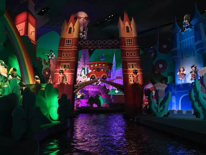 Décor Europe d’it’s a small world avec le Tower Bridge, une montgolfière et un bus rouge au-dessus du canal
