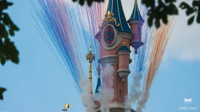 Des gerbes de confettis bleu, blanc et rouge jaillissent au-dessus du château pendant les festivités des 30 ans de Disneyland Paris.