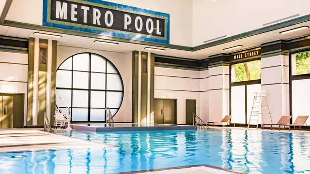 La Metro Pool, piscine intérieure du Disney Hotel New York - The Art of Marvel, au décor Art déco inspiré du métro new-yorkais