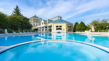 La piscine extérieure du Disney Newport Bay Club, dans son décor balnéaire de Nouvelle-Angleterre