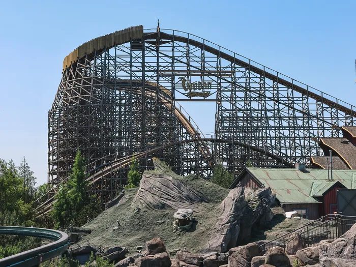Structure en bois du grand huit Wodan et sa montée, par une journée ensoleillée à Europa-Park