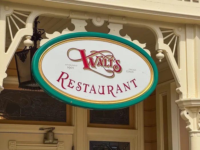 Enseigne ovale verte et dorée du restaurant Walt's, mention « Established 1901, Chicago Illinois »