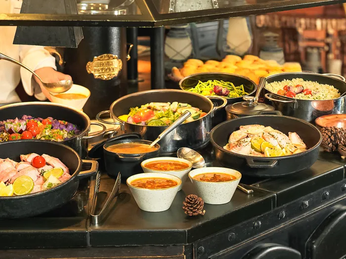 Buffet chaud du Beaver Creek Tavern : poisson, salades et soupes en cocottes sur un fourneau noir