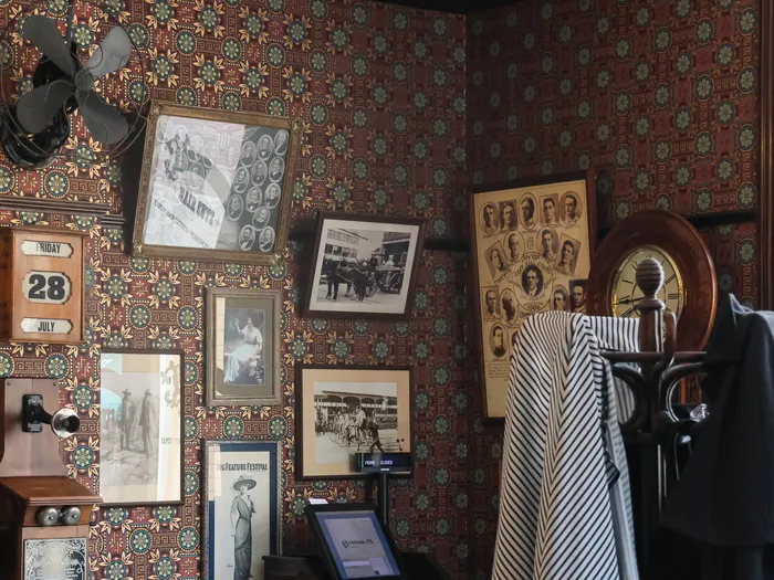 Cadres photos anciens, calendrier et ventilateur vintage chez Dapper Dan’s Hair Cuts, Main Street U.S.A., Disneyland Paris