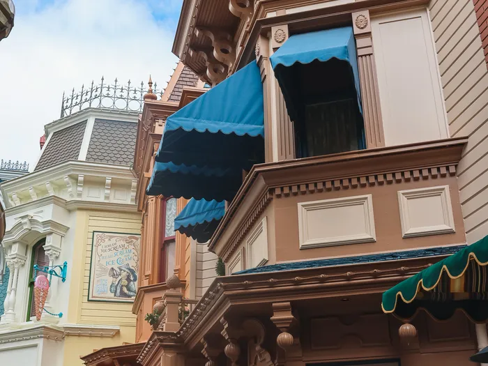 Vue en contre-plongée des façades ouvragées de Main Street, stores bleus et rouges près du Coffee Grinder.