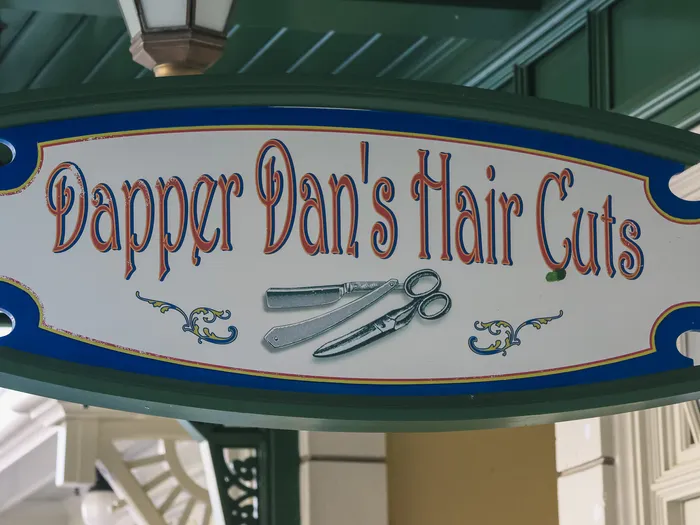 Enseigne suspendue Dapper Dan’s Hair Cuts, rasoir et ciseaux dessinés, Main Street U.S.A., Disneyland Paris