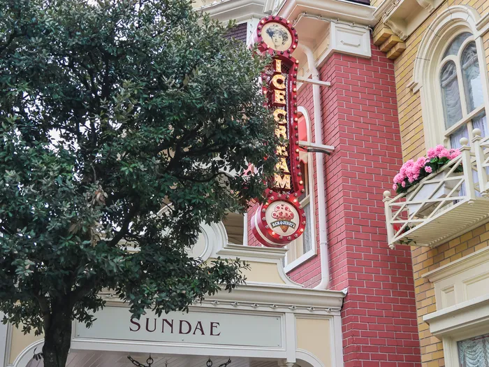 Enseigne néon verticale « Ice Cream » et façade « Sundae » du Gibson Girl Ice Cream Parlour sur Main Street.