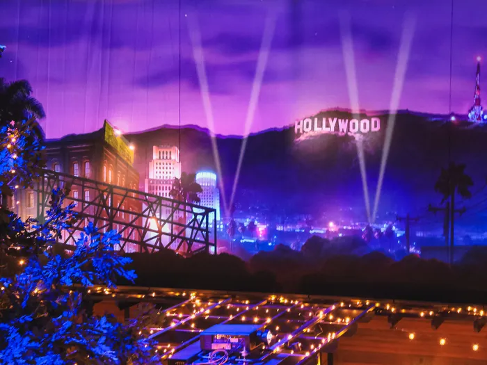 Décor lumineux du panneau Hollywood violet vu depuis la terrasse du restaurant The Hollywood Gardens.