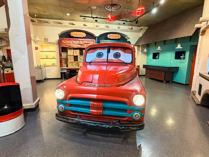 Vieux camion rouge aux yeux façon Cars trônant dans la salle au décor Route 66 du restaurant La Cantina.