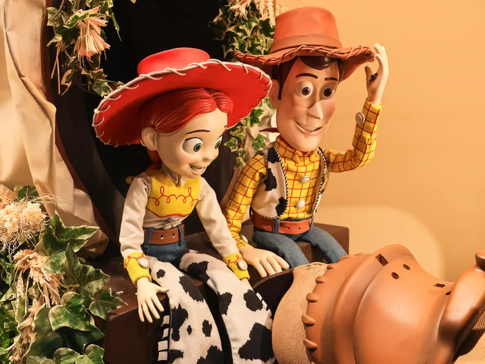 Figurines de Jessie et Woody de Toy Story dans le décor western du Chuck Wagon Café à l’Hôtel Cheyenne.