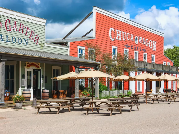 Le Red Garter Saloon jouxtant la façade rouge du Chuck Wagon Cafe et sa terrasse à l’hôtel Cheyenne.