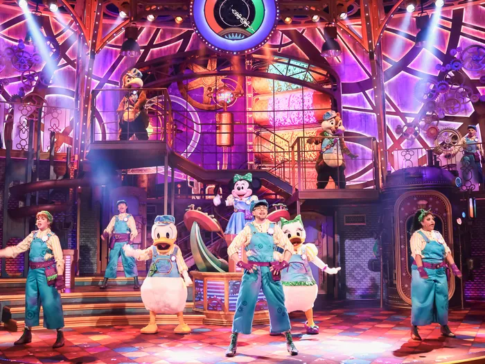 Danseurs, Donald, Daisy et Minnie répartis sur le décor à engrenages du spectacle Minnie’s Dream Factory.