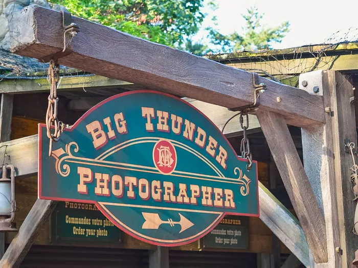 Enseigne suspendue Big Thunder Photographer et lanternes anciennes, boutique photo de Frontierland, Disneyland Paris