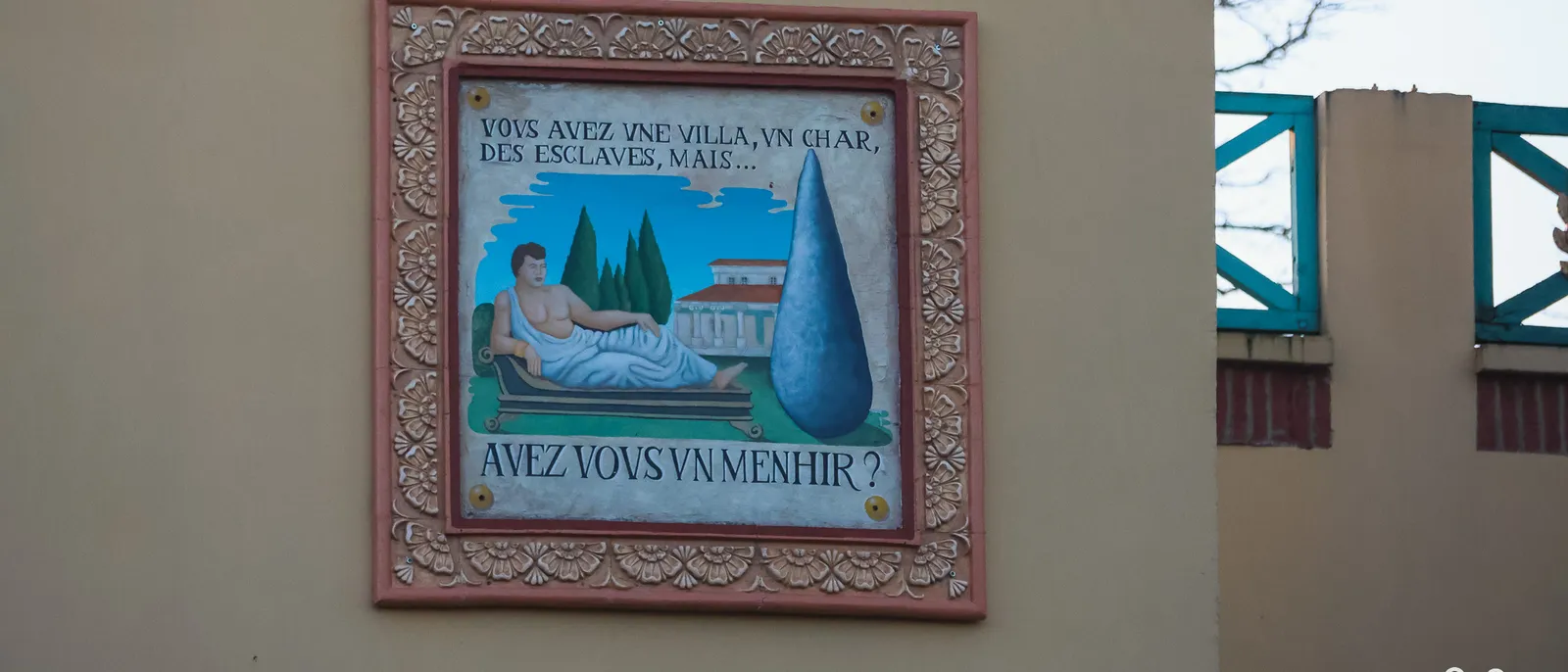 Fresque encadrée de la Via Antiqua montrant un Romain allongé et un menhir bleu, légende "Avez-vous un menhir ?"
