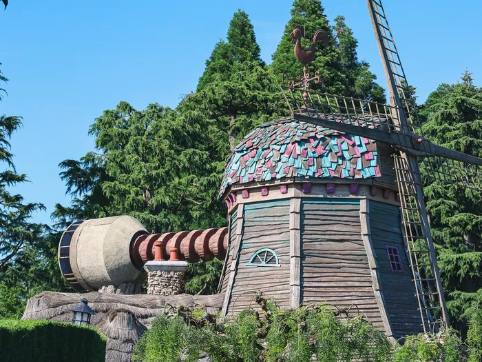 Toit du moulin The Old Mill, bardeaux roses et turquoise et coq girouette, à Fantasyland