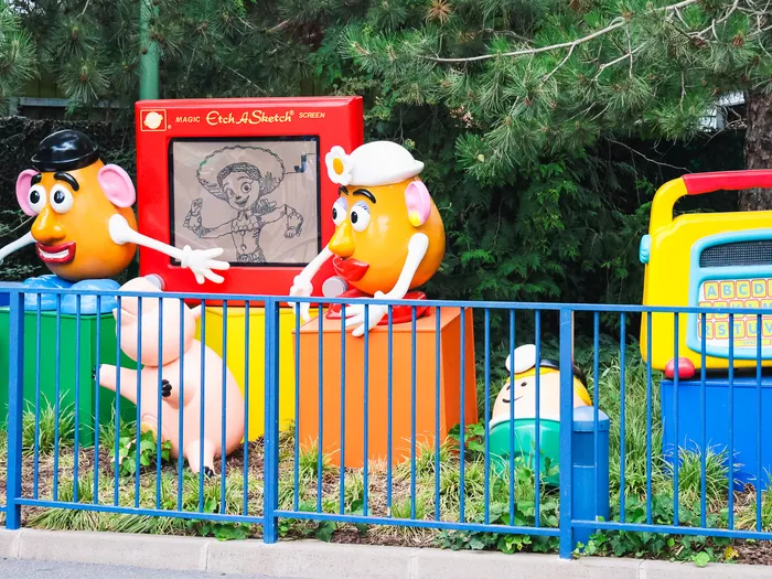 Figurines géantes de Monsieur et Madame Patate devant un Télécran, à Worlds of Pixar.