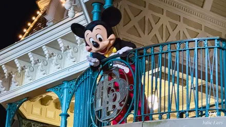 Mickey salue les visiteurs depuis le balcon de la gare de Main Street à la fermeture nocturne de Disneyland Paris