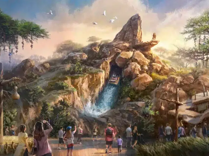 Illustration du futur land Le Roi Lion : bateau dévalant une cascade au pied d’un rocher, visiteurs au premier plan.