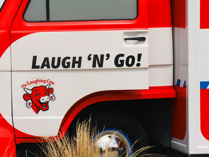 Portière rouge du camion Laugh ’N’ Go! avec le logo de La Vache qui rit, kiosque de restauration rapide.