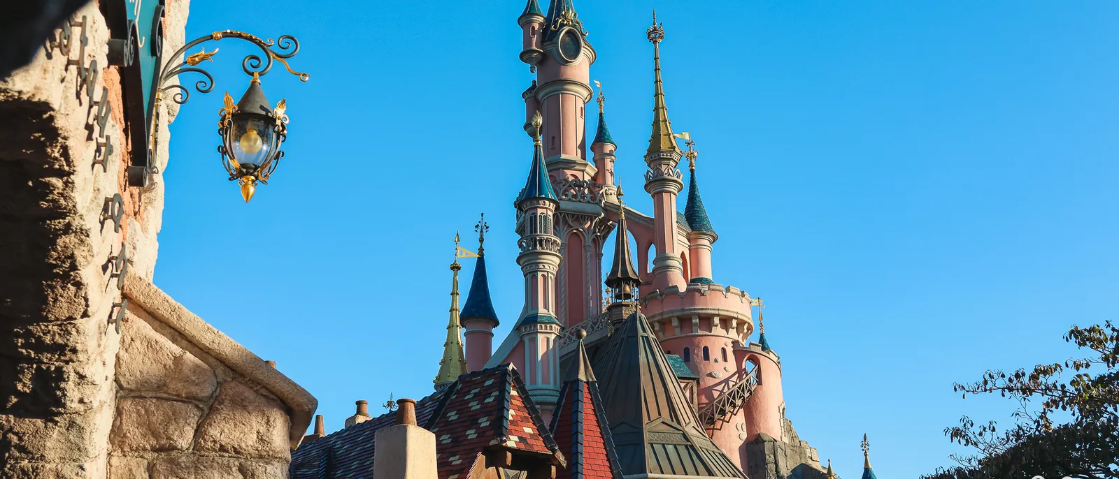 Le Château de la Belle au Bois Dormant vu depuis l’Auberge de Cendrillon, avec sa lanterne en fer forgé, à Disneyland Paris