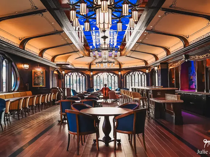 Salle du Regal View Restaurant : plafond vitrail bleu, lustres Art déco et fauteuils sur parquet