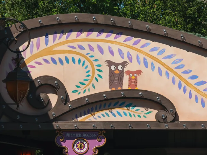 Marquise peinte de feuillages et d’oiseaux stylisés, avec un panneau Premier Access, sur Adventure Way.