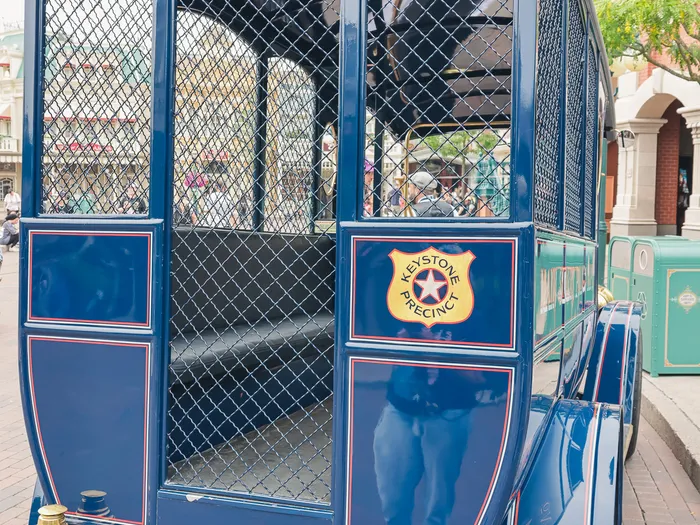 Arrière grillagé du fourgon de police bleu Keystone Precinct stationné sur les pavés de Main Street