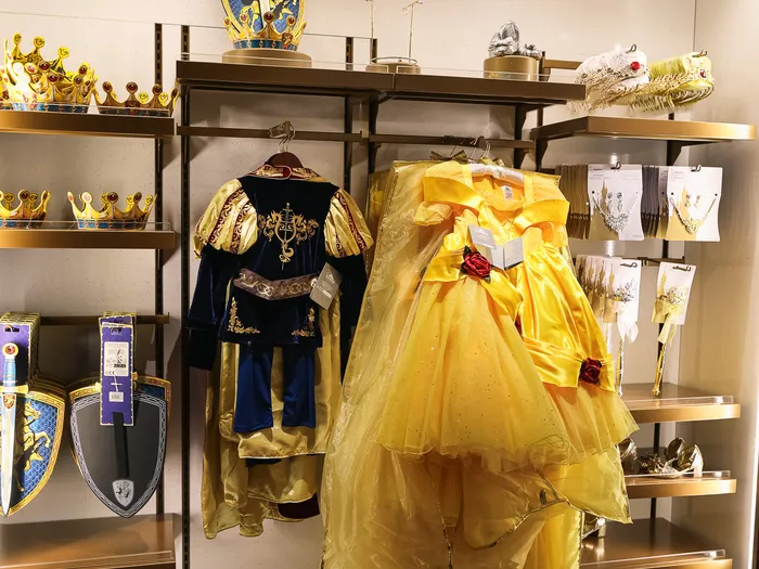 Rayon de la boutique Mon Rêve Royal : couronnes, robe jaune de Belle et costume de prince
