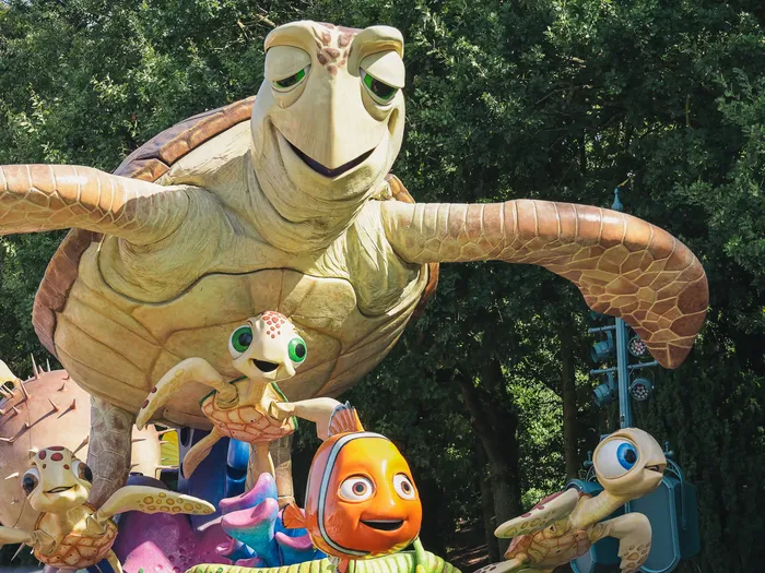 Char Le Monde de Nemo avec la tortue Crush, Nemo et les bébés tortues à la parade Disney Stars on Parade