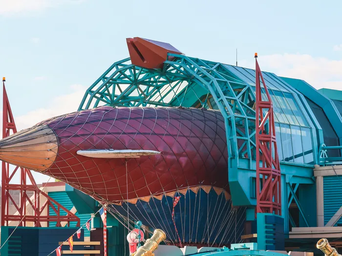 Le grand dirigeable violet et turquoise du Café Hyperion, à l’armature de métal, dans Discoveryland à Disneyland Paris.