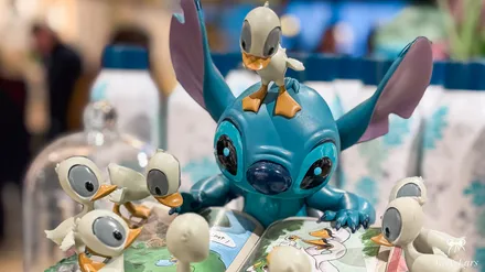 Figurine de Stitch entouré de ses petits canetons, du film Lilo et Stitch, exposée dans une boutique de Disneyland Paris.