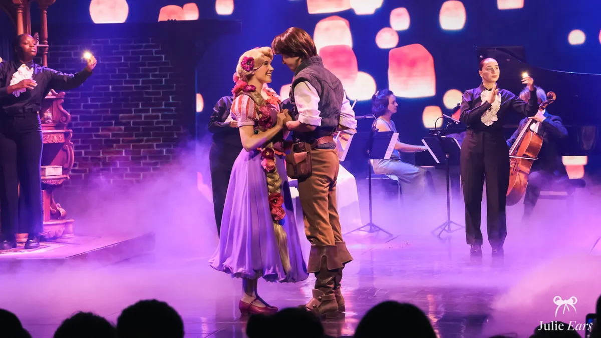 Eugene Fitzherbert (Flynn Rider) danse avec Raiponce lors d’un spectacle à Disneyland Paris.