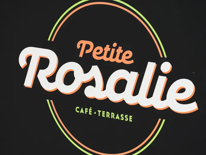 Enseigne du café Petite Rosalie sur fond noir