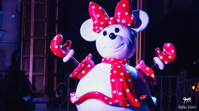 Large decoration of Minnie as a snowman, with a red polka-dot bow and scarf, during the Christmas season at Disneyland Paris