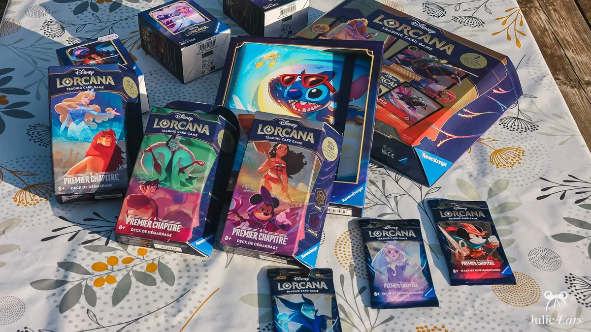 Gamme de produits Disney Lorcana Premier Chapitre (decks de démarrage, boosters, coffret) posée sur une table