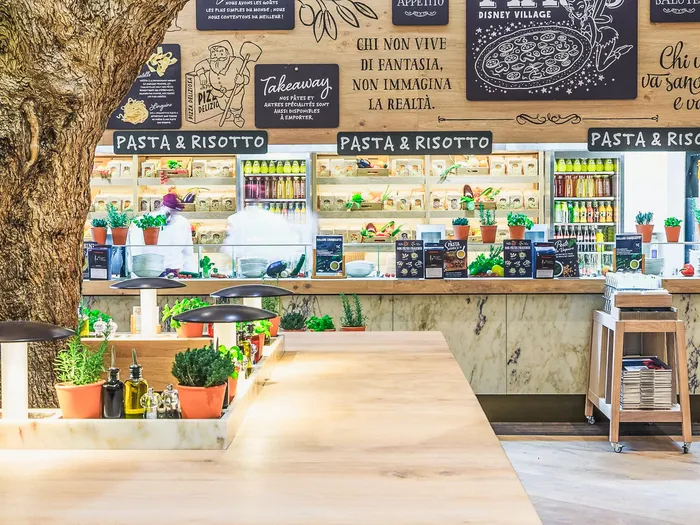 Comptoir de pâtes fraîches du Vapiano à Disney Village, panneaux Pasta & Risotto et olivier central