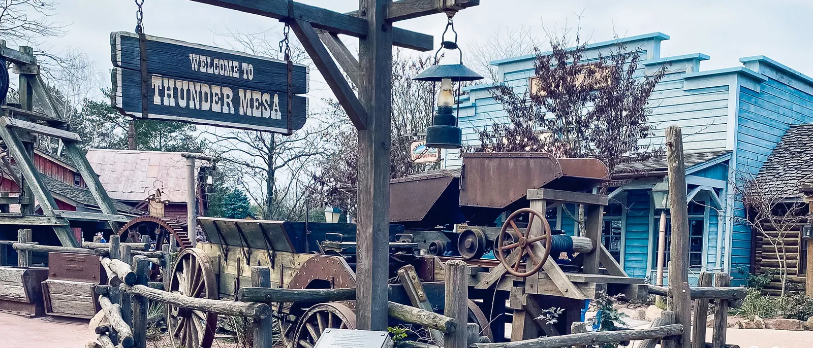 Panneau en bois « Welcome to Thunder Mesa » au-dessus de vieilles machines minières à Frontierland, Disneyland Paris.