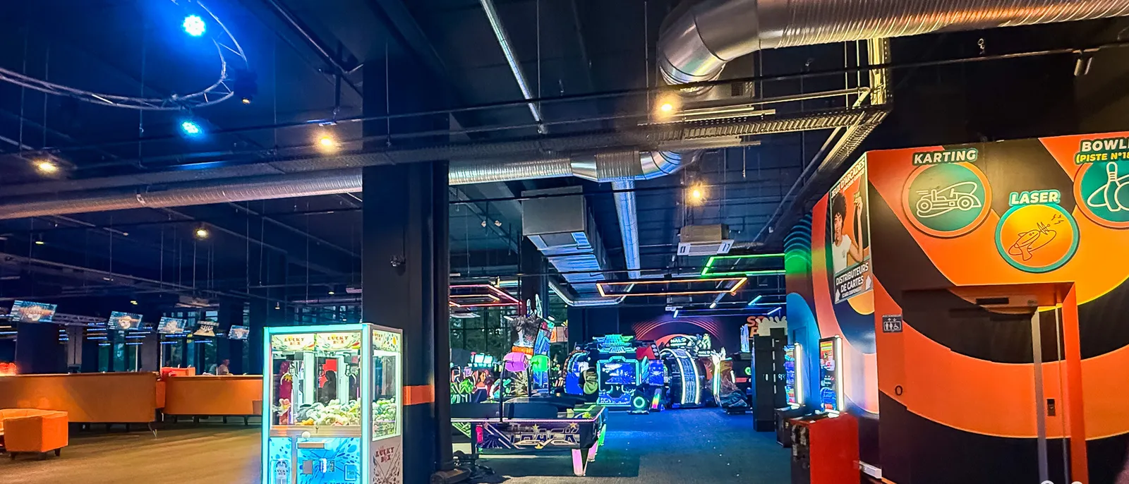 Intérieur du complexe de loisirs Imagi Park près de Disneyland, bornes karting, laser et pince à peluches sous néons