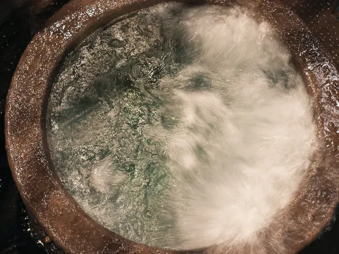 Eau qui bouillonne dans un bassin circulaire à l'intérieur du Nautilus, à Discoveryland.