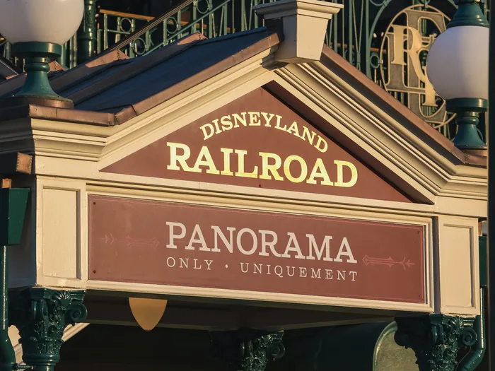 Fronton « Disneyland Railroad Panorama » de la gare Main Street Station à la lumière dorée