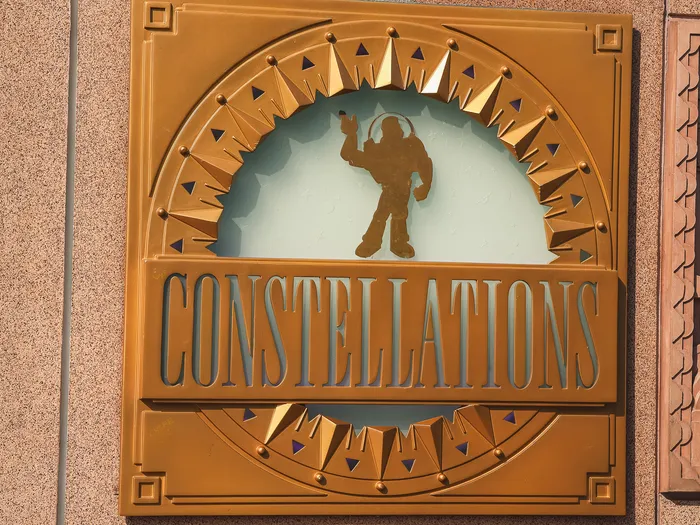 Enseigne dorée de la boutique Constellations avec la silhouette de Buzz l’Éclair, Discoveryland, Disneyland Paris
