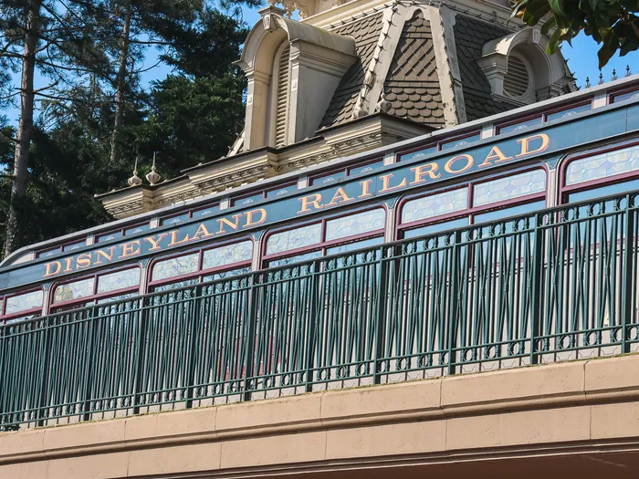 Lettrage doré « Disneyland Railroad » sur la passerelle ferroviaire verte de la Main Street Station