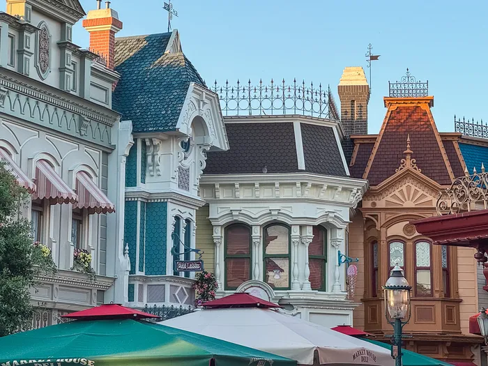 Toits pointus, fenêtres en encorbellement et parasols des boutiques victoriennes de Main Street U.S.A.