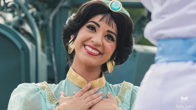 La princesse Jasmine, tenue turquoise et or, les mains sur le cœur face à Aladdin lors de la parade à Disneyland Paris.
