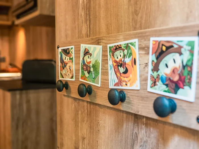 Patères ornées d'illustrations Castor Junior dans un bungalow du Davy Crockett Ranch.
